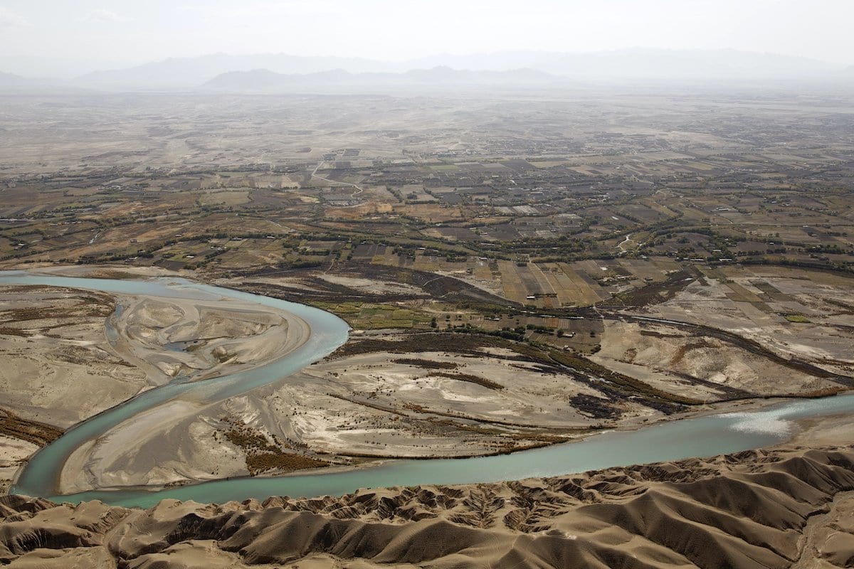 Vista aérea mostra a província de Helmand, e trecho do rio Helmand, em 8 de novembro de 2011. [Bdhrouz Mehri/ AFP via Getty Images]

