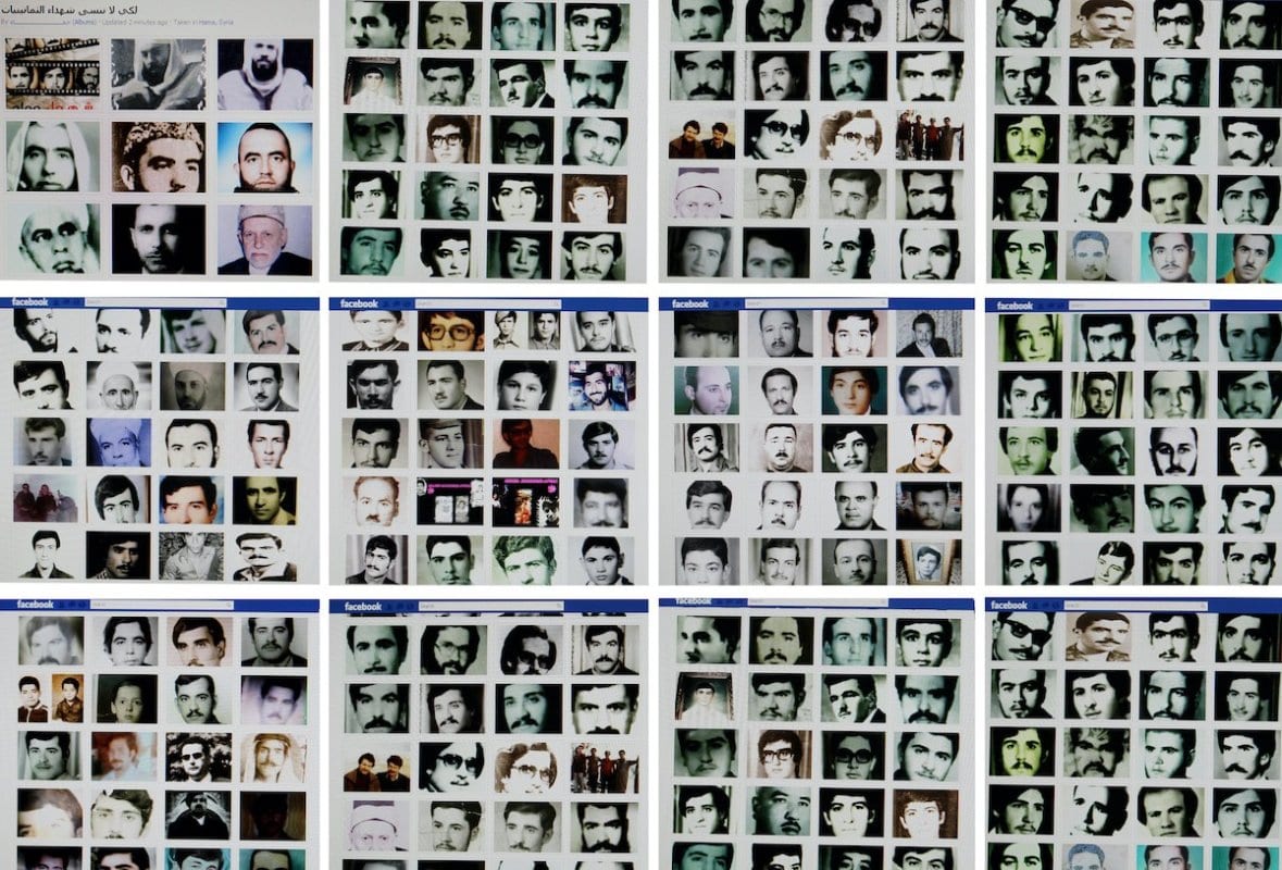 Uma combinação de imagens reproduzidas tiradas em 2 de fevereiro de 2012 na capital libanesa, Beirute, mostra retratos de pessoas supostamente mortas durante o massacre de Hama em 1982 em uma página do Facebook intitulada "Hama", descrita como uma página administrada por cidadãos independentes da cidade central da Síria. [Reprodução Joseph Eid/ AFP via Getty Images]