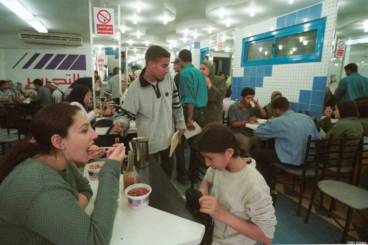 Um restaurante fast food egípcio, em 31 de maio de 2002, no Cairo. [Norbert Schiller/Getty Images]