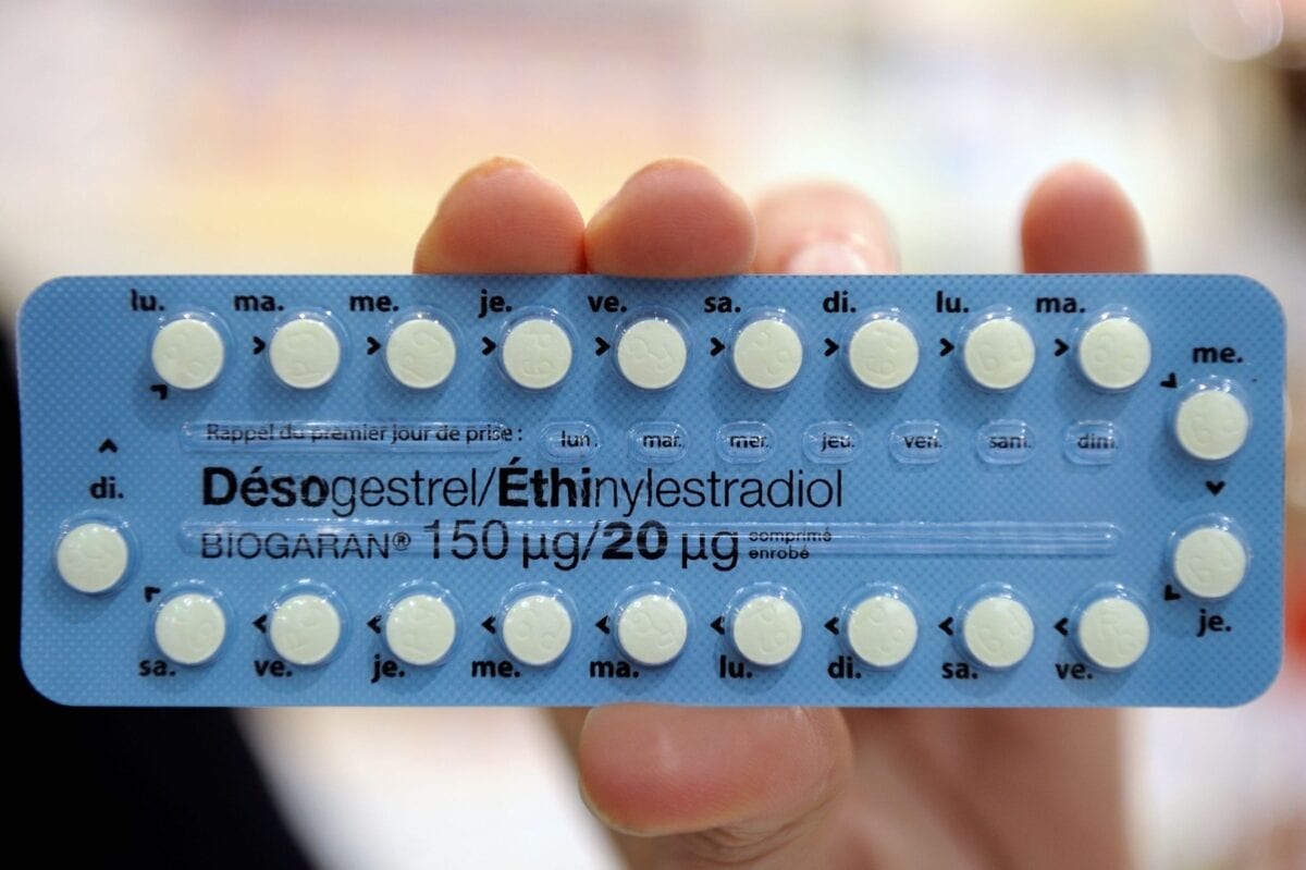 Uma pessoa mostra pílulas anticoncepcionais de terceira geração em uma farmácia, em 2 de janeiro de 2013. [Philippe Huguen/AFP via Getty Images]

