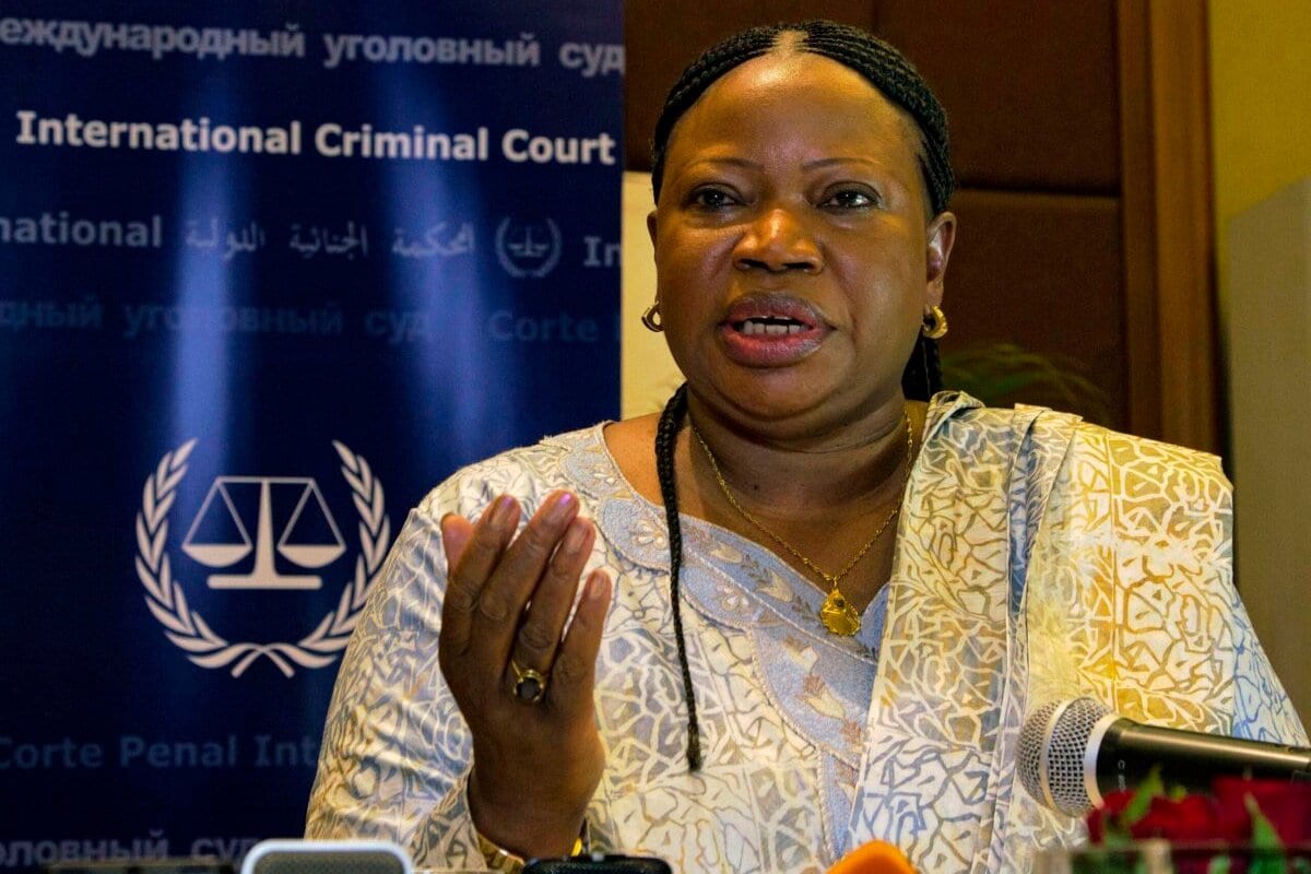 A promotora do Tribunal Penal Internacional (ICC), Fatou Bensouda, discursa em uma entrevista coletiva em Kampala, em 27 de fevereiro de 2015. [Isaac Kasamani/AFP via Getty Images]