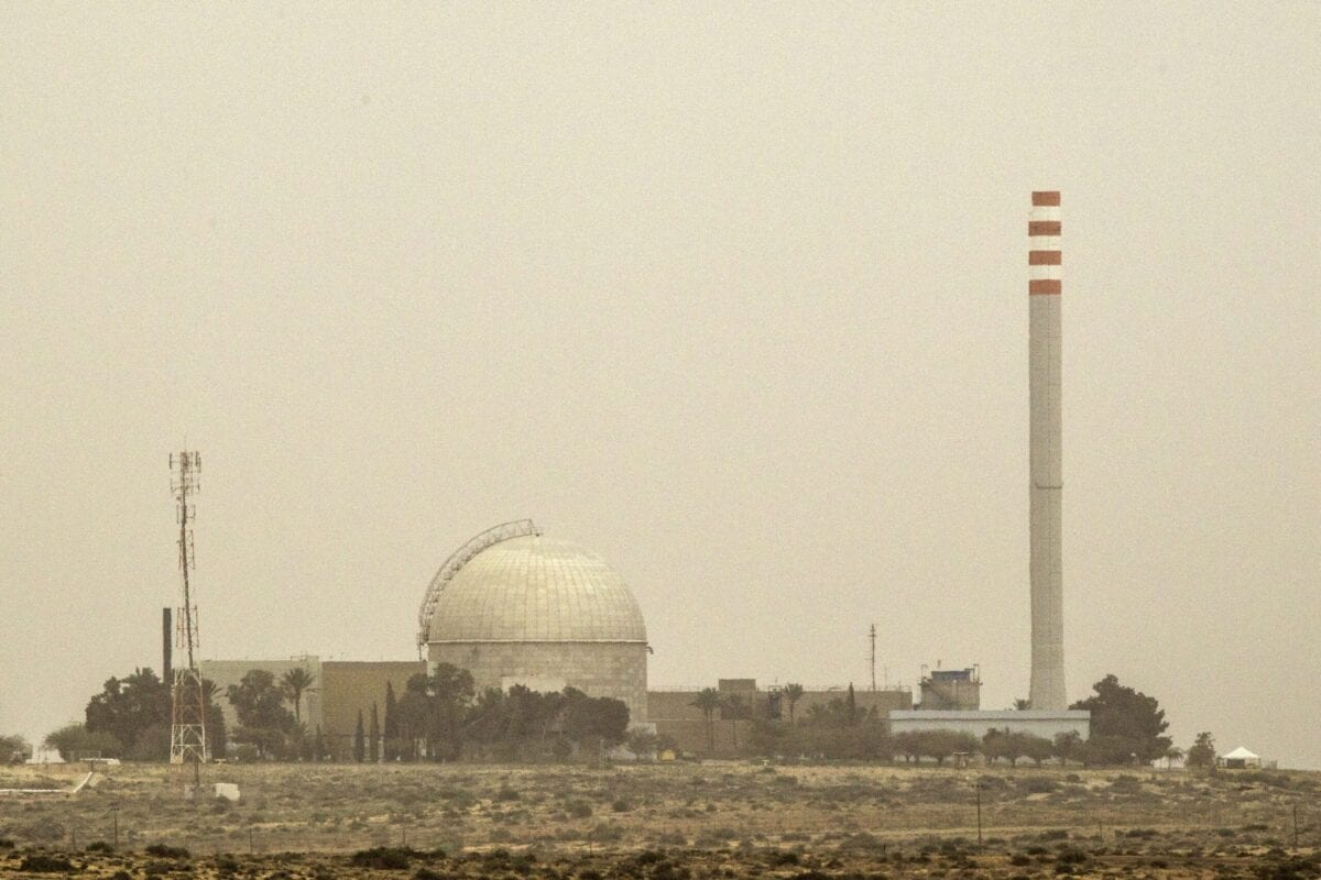 Uma foto tirada em 8 de março de 2014 mostra uma visão parcial da usina nuclear de Dimona, no sul do deserto israelense de Negev. [Jack Guez/AFP via Getty Images]
