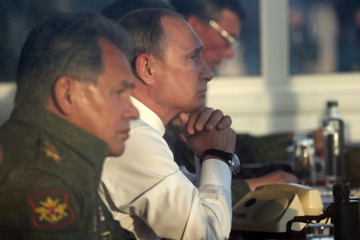 Presidente da Rússia Vladimir Putin (centro) e Ministro da Defesa Sergei Shoigu (à esquerda) fiscalizam exercícios militares de larga escala em 19 de setembro de 2015 [Sasha Mordovets/Getty Images]
