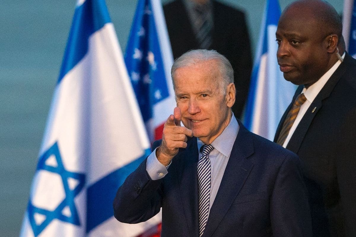 O então vice-presidente dos EUA, Joe Biden, gesticula ao chegar ao aeroporto internacional Ben Gurion de Israel, em 8 de março de 2016. [Jack Guez/AFP via Getty Images]