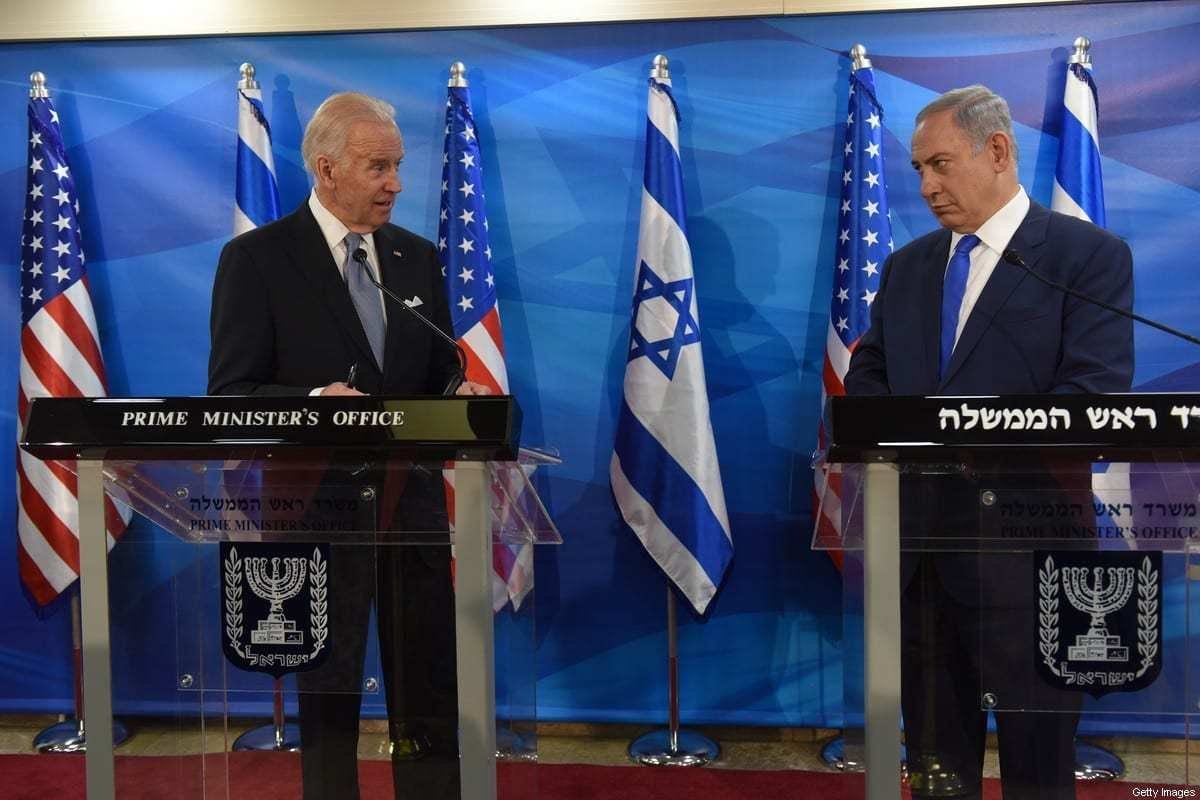 Em ordem, o vice-presidente dos EUA, Joe Biden, e o primeiro-ministro israelense, Benjamin Netanyahu, fazem declarações conjuntas à imprensa em Jerusalém, em 9 de março de 2016. [Debiie Hill/AFP via Getty Images]
