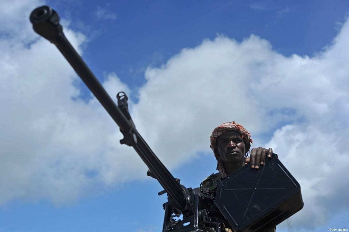 Soldado somali com metralhadora, em Mogadishu, capital da Somália, 13 de junho de 2018 [Mohamed Abdiwahab/AFP/Getty Images]