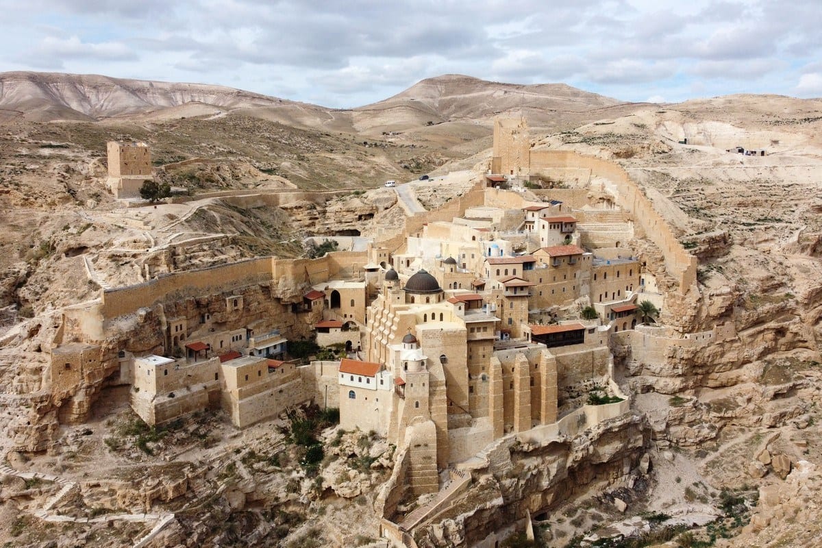 Mosteiro ortodoxo grego de Saint Sabbas (Mar Saba), com vista para o vale do Kidron, em Belém, em 17 de janeiro de 2021. [Hazem Bader/AFP/Getty Images]