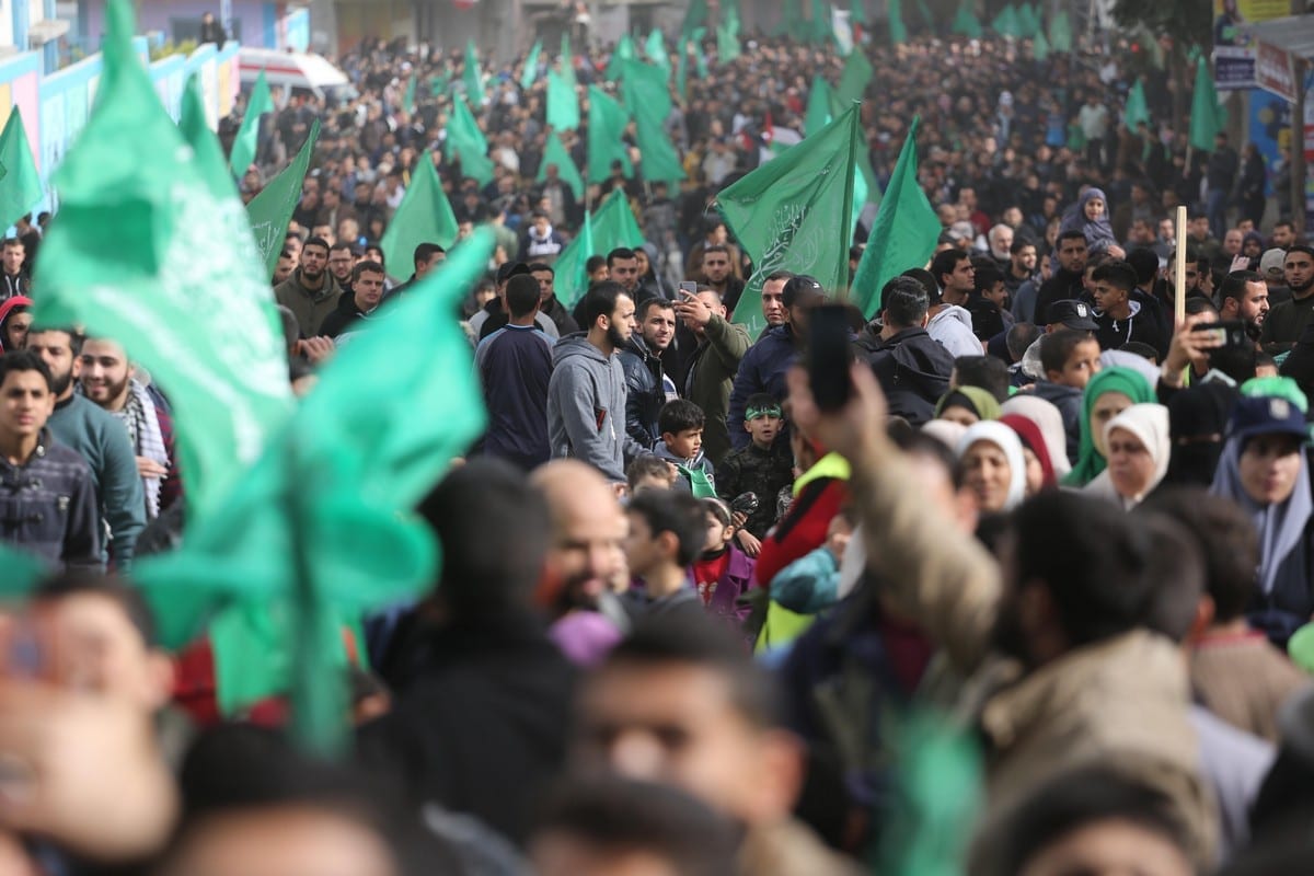 Palestinos se reúnem para comemorar o aniversário do Hamas, em Gaza, em 16 de dezembro de 2019. [Mohammed Asad/Monitor do Oriente Médio]
