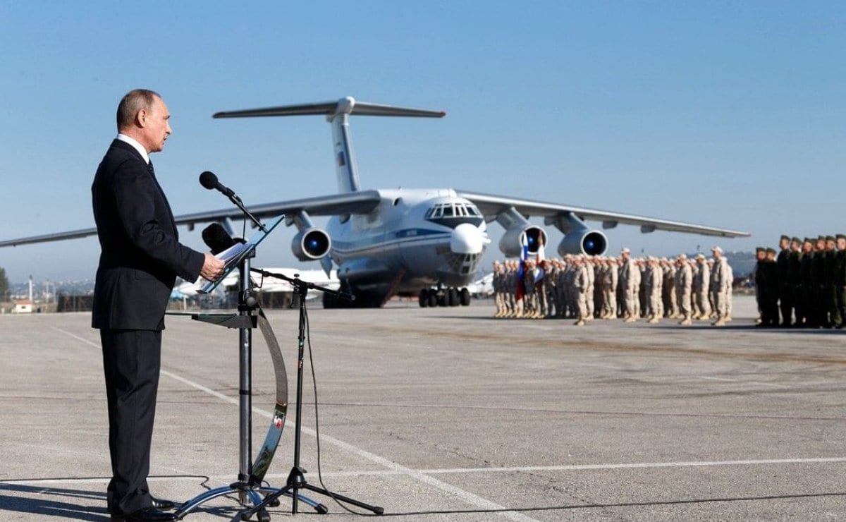 Vladimir Putin visita a Base Aérea de Hmeimim na Síria em 11 de setembro de 2017 [Kremlin.ru]
