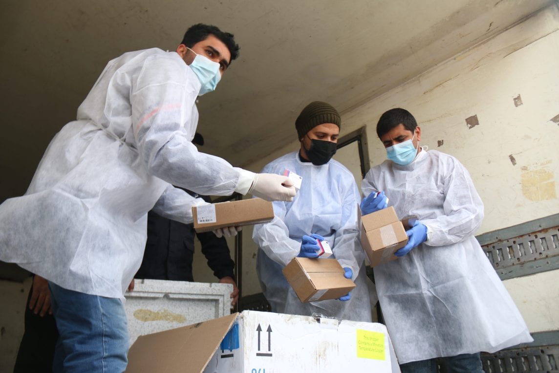 Duas mil doses da vacina russa Sputnik chegaram ao Faixa de Gaza [Mohammed Asad/ Monitor do Oriente Médio]