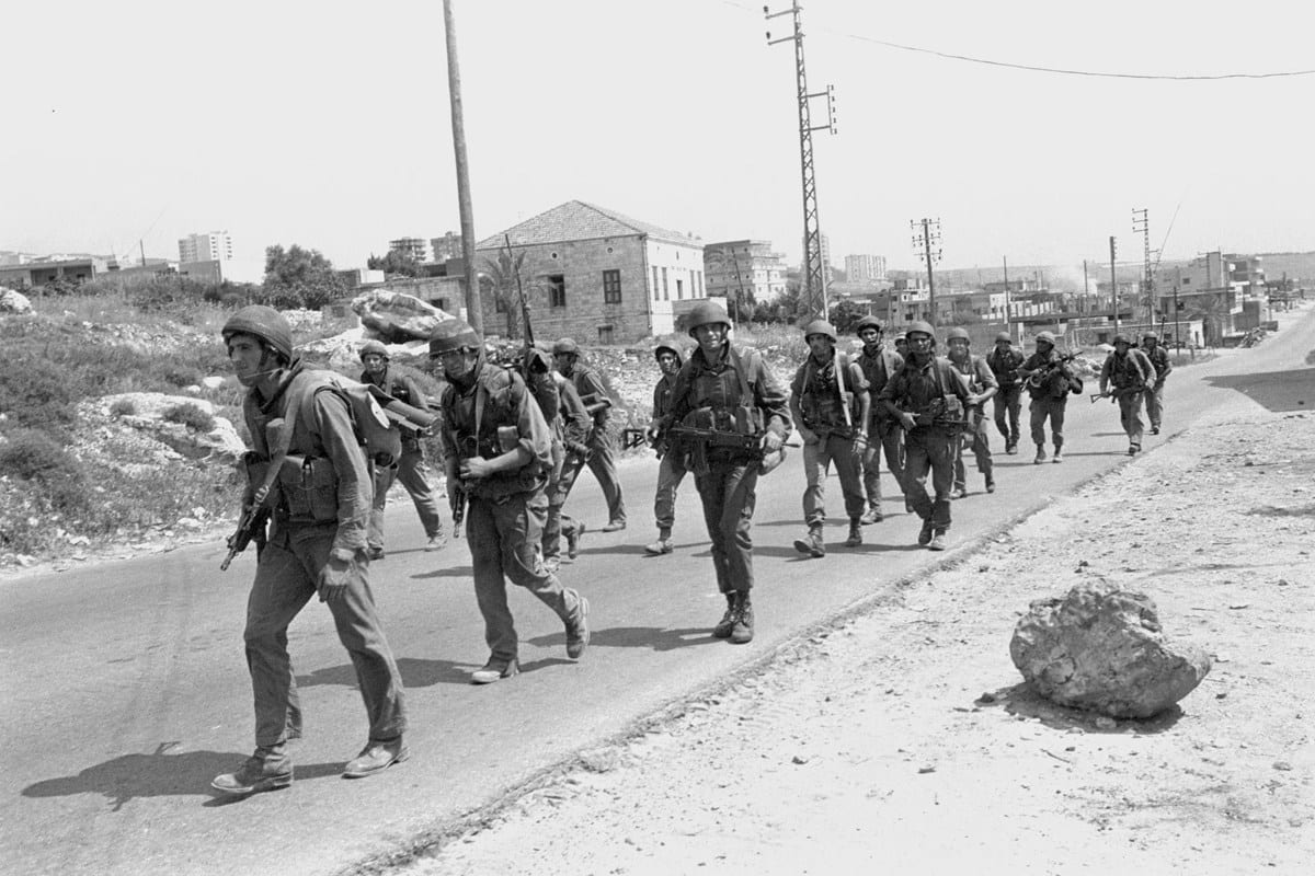 Tropas israelenses no Líbano durante a guerra de 1982 [Michael Zarfati/Comunicação das Forças de Defesa de Israel/Wikimedia]