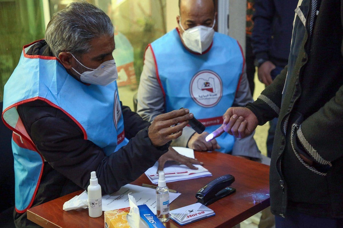 Os líbios votaram durante o segundo turno das eleições municipais, em Trípoli, Líbia, em 7 de janeiro de 2021. [Mahmud Turkia/AFP/Getty Images]
