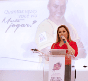 Luciana Lopes é advogada esportiva e exerce diversas atividades no futebol feminino [Arquivo Pessoal]