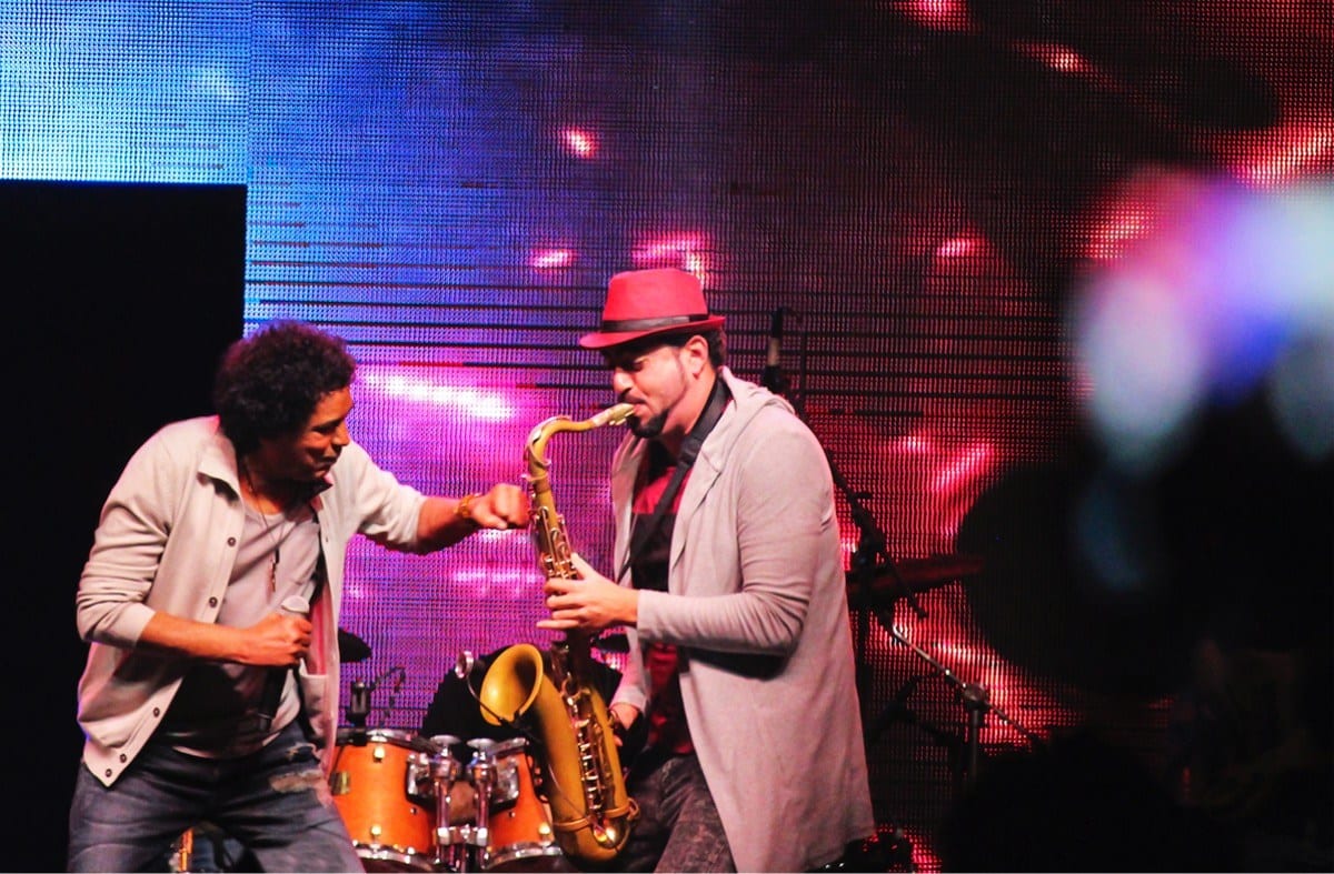 Lenda do pop egípcio Mohamed Mounir (esq.). [Alaa Helaly.Wikipedia]
