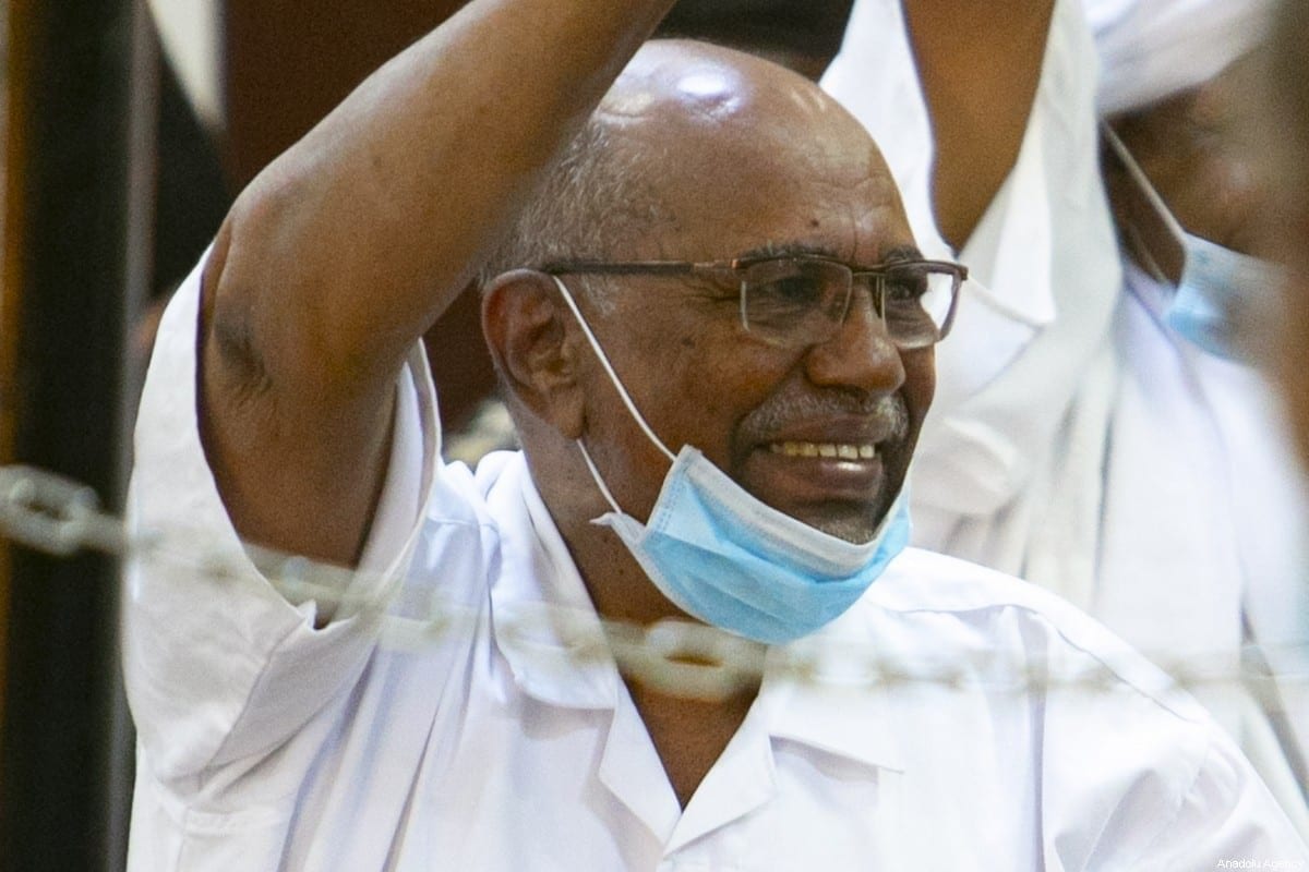 Omar al-Bashir, presidente deposto do Sudão, é julgado pelo golpe militar de 1989 que o levou ao poder, em um tribunal de Cartum, capital do Sudão, 19 de janeiro de 2021 [Mahmoud Hjaj/Agência Anadolu]