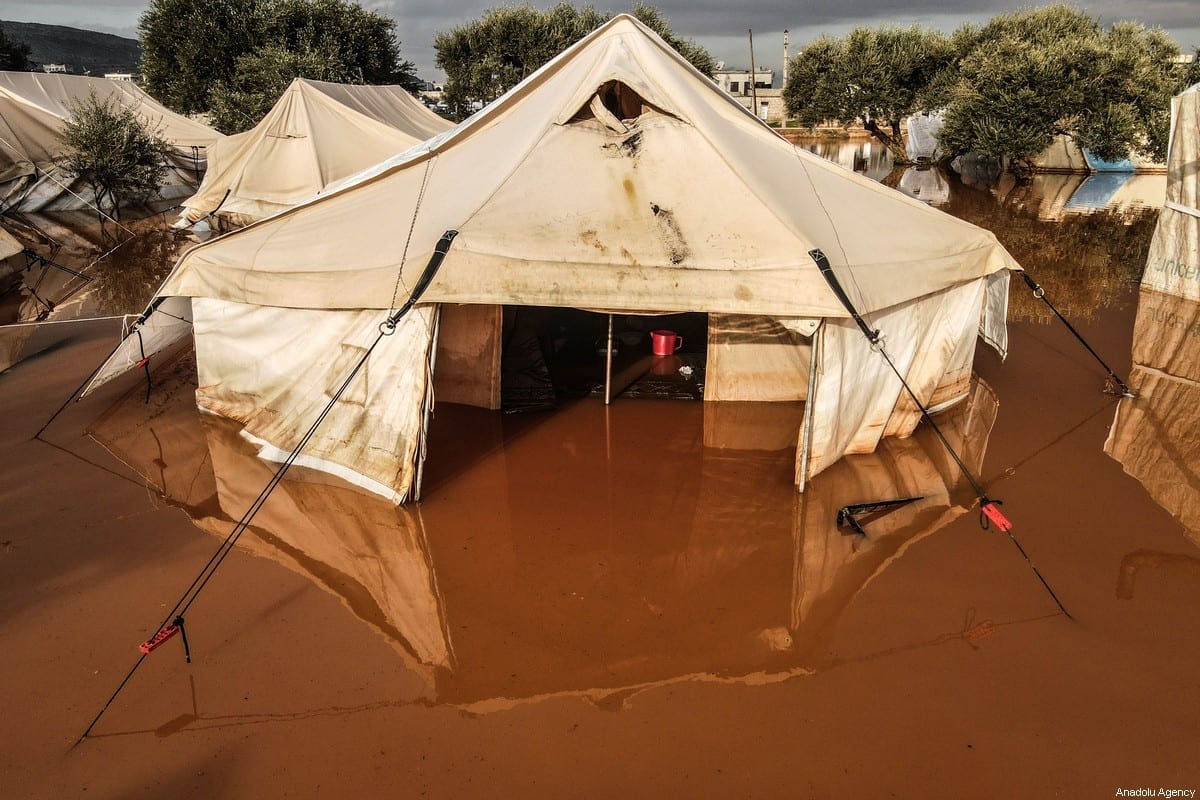 Uma barraca inundada no campo de refugiados de Harbanoush depois que uma forte chuva causou enchentes em Idlib, Síria, em 19 de janeiro de 2021. [Izzeddin Idilbi/Agência Anadolu]
