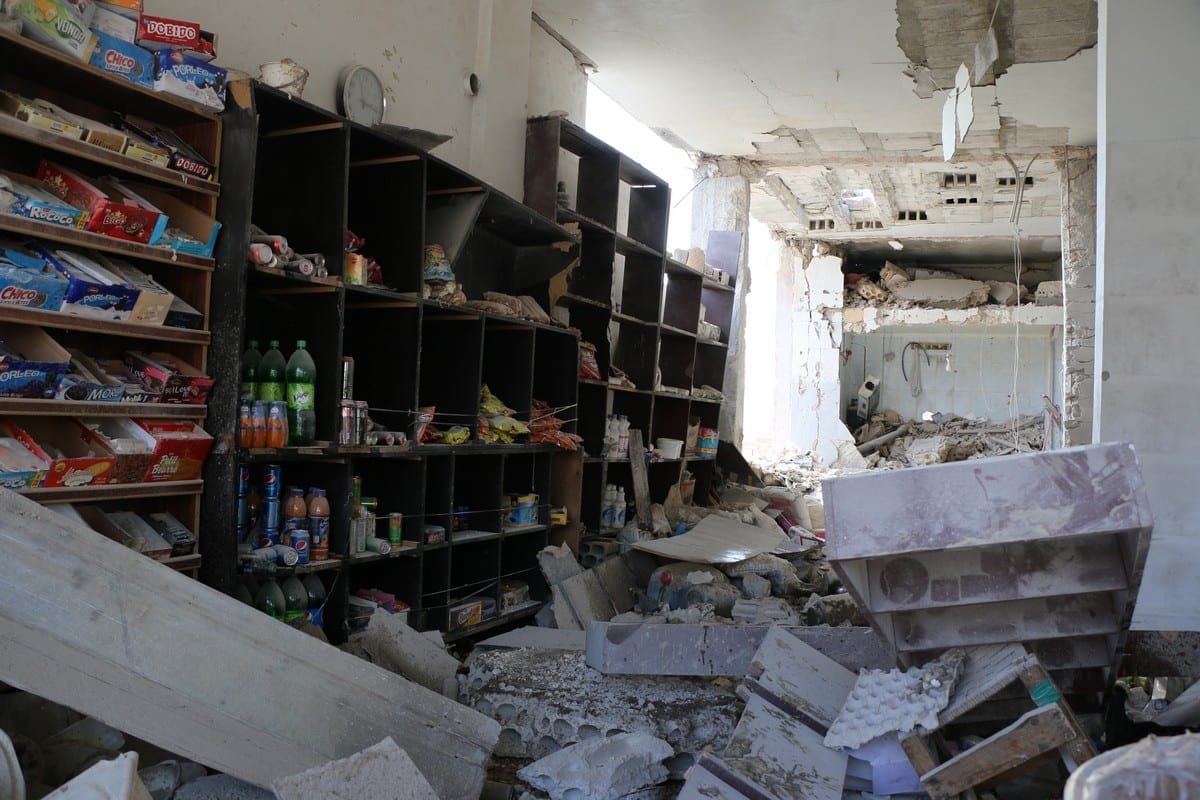 Casas e lojas danificadas após ataques de forças do regime de Bashar al-Assad e milícias estrangeiras ligadas ao Irã, na aldeia de al-Bara, perto da rodovia M4, em Idlib, Síria, 11 de fevereiro de 2021 [Ahmet Hatib/Agência Anadolu]
