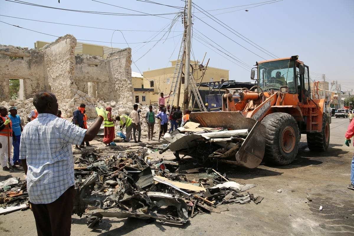 Um trator remove os escombros deixados pela detonação de uma bomba em Mogadishu, capital da Somália, 13 de fevereiro de 2021 [Sadak Mohamed/Agência Anadolu]
