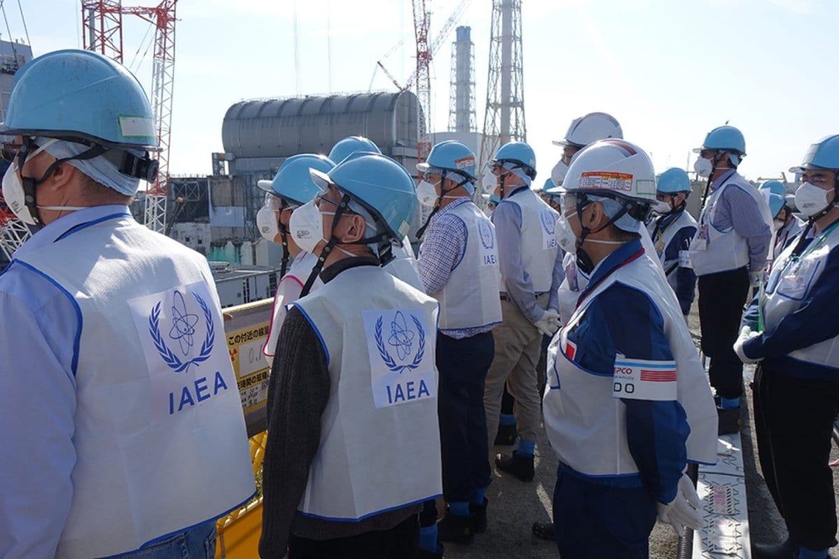 Peritos da IAEA vistos durante a inspeção de um local de reator nuclear em Fukushima, no Japão, em 7 de novembro de 2018 [J. Donovan / IAEA] 
