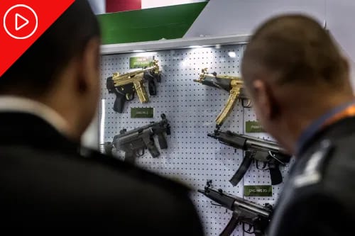 Então presidente eleito dos Estados Unidos Joe Biden conversa com experts de diplomacia, defesa e inteligência por videoconferência, em Wilmington, Delaware, 17 de novembro de 2020 [Jim Watson/AFP via Getty Images]