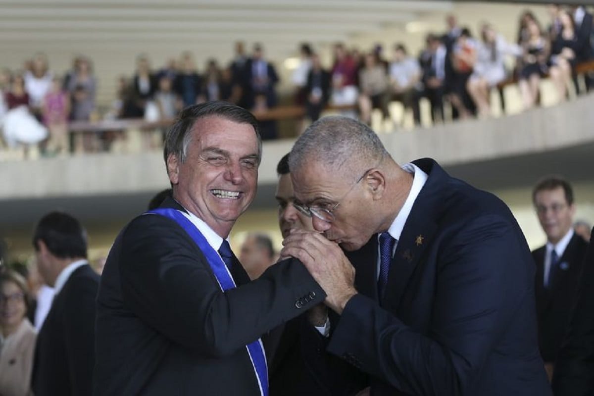 Yossi Shelley beija a mão de Jair Bolsonaro durante solenidade de entrega da medalha da Ordem de Rio Branco, no Palácio Itamaraty, em Brasília, 3 de maio de 2019 [Antonio Cruz/Agência Brasil]