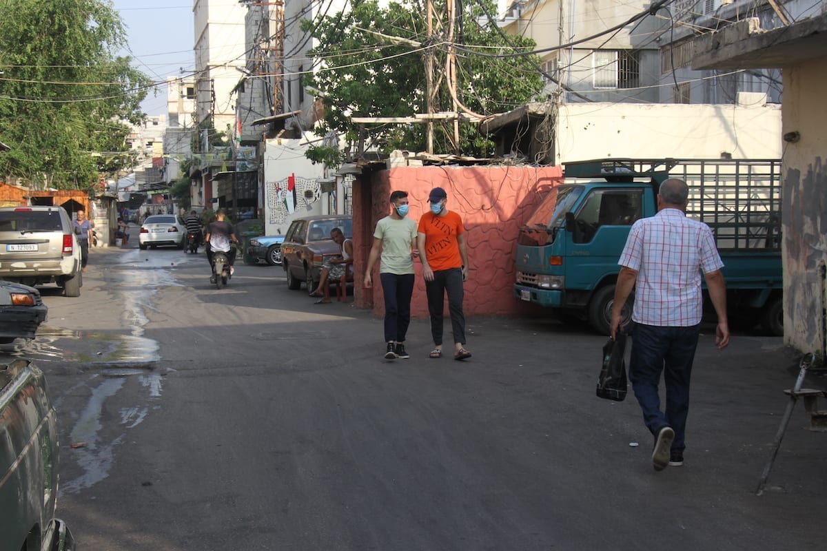 Uma foto de uma rua estreita dentro do campo de refugiados de Ein El-Hilweh no Líbano. [Reporters for Investigative Journalism (ARIJ)]