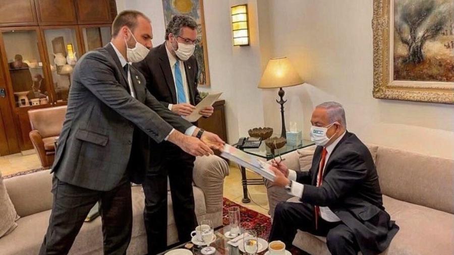 Eduardo Bolsonaro e Ernesto Araújo presenteiam Netanyahu [Foto: Reprodução / Twitter]