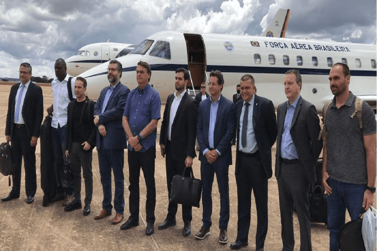 Comitiva brasileira embarca para visita oficial a Israel sem o uso de máscaras, em 6 de março de 2021. [Foto: Reprodução/Twitter]  
