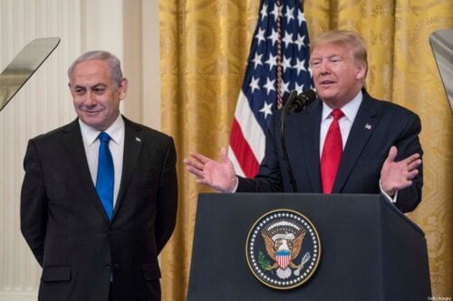 Primeiro-Ministro de Israel Benjamin Netanyahu e então Presidente dos Estados Unidos Donald Trump em coletiva de imprensa na Casa Branca, Washington DC, 28 de janeiro de 2020 [Sarah Silbiger/Getty Images]