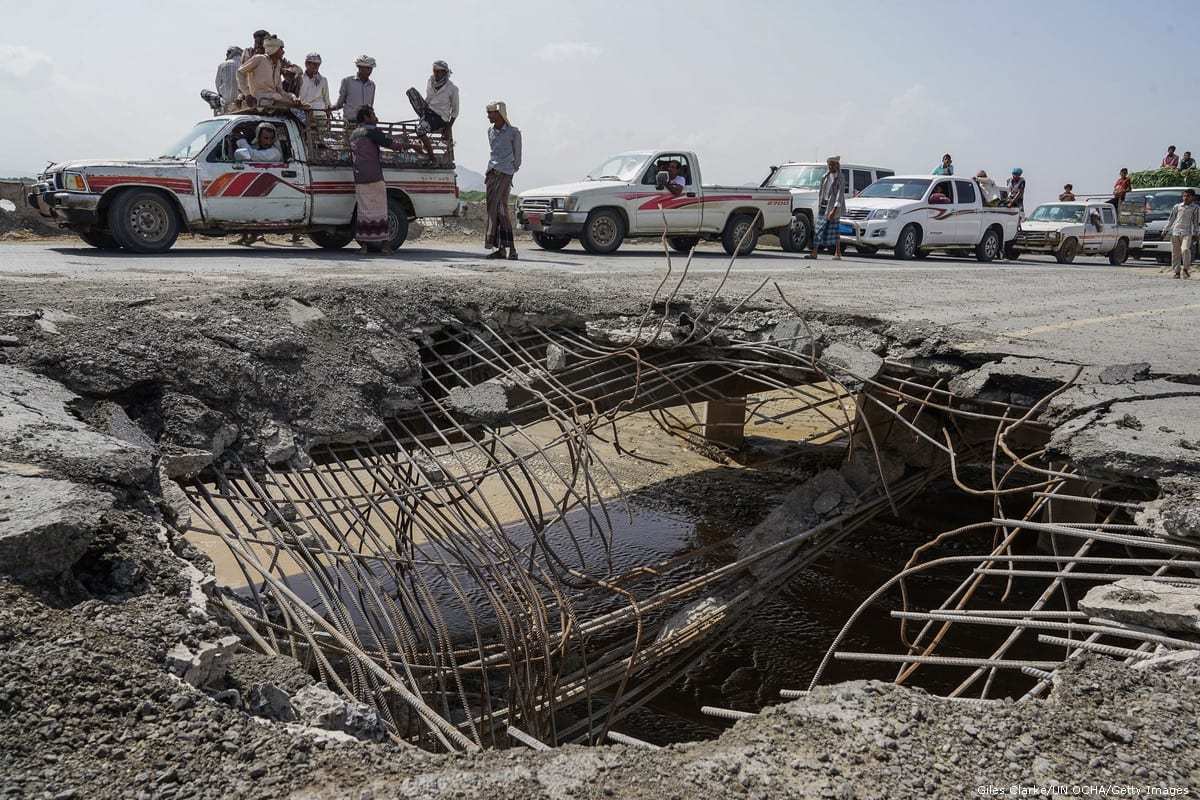 Veículos em fila para atravessar uma ponte danificada por um ataque aéreo em Hudaydah, no Iêmen, 6 de maio de 2016 [Giles Clarke/UNOCHA/Getty Images]