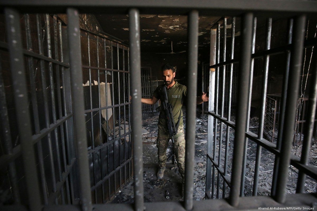 Um oficial iraquiano inspeciona uma prisão no Iraque, em 30 de junho de 2016. [Ahamd Al-Rubaye/AFP/Getty Images]