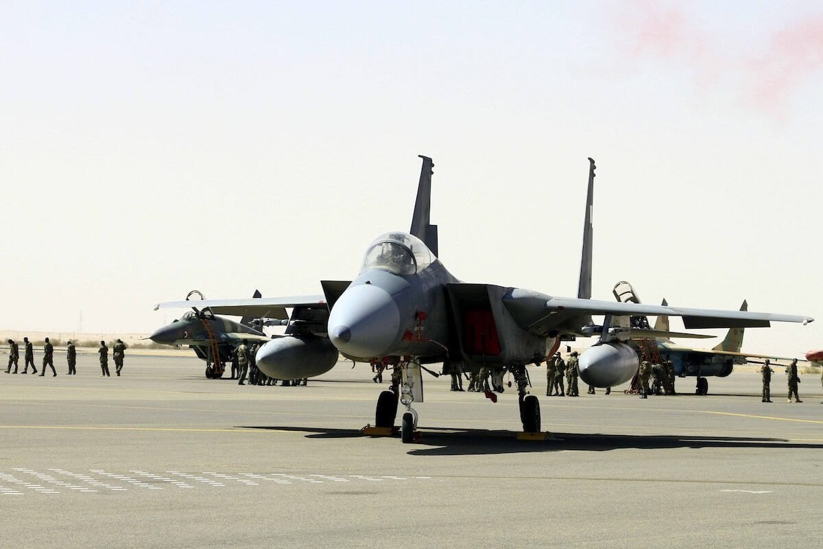 Jato combatente da Força Aérea Real da Arábia Saudita, durante exercício conjunto na base aérea de Marwa, em Cartum, capital do Sudão, 9 de abril de 2017 [Ebrahim Hamid/Agência Anadolu]
