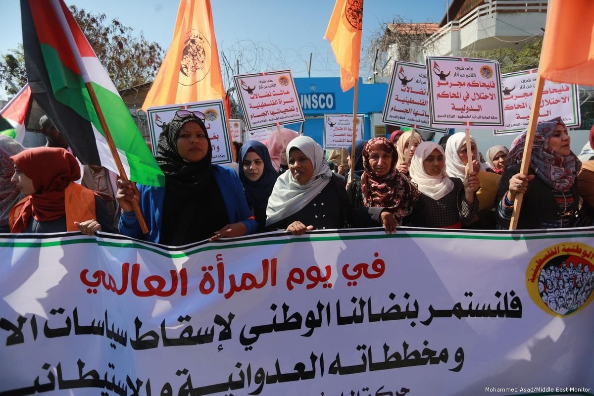 Palestinas marcam o Dia Internacional da Mulher em Gaza [Mohammed Asad / Monitor do Oriente Médio]
