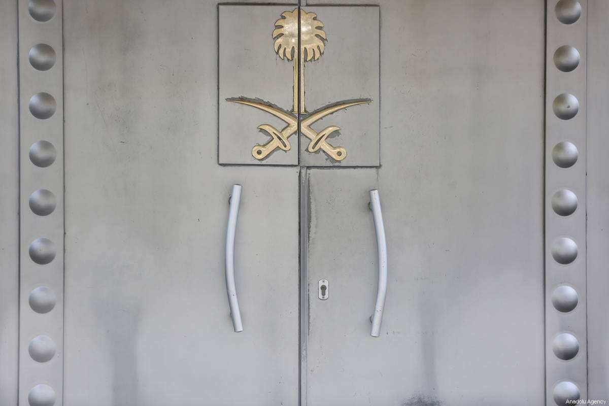 Porta do Consulado Geral da Arábia Saudita é vista enquanto a espera continua pelo desaparecimento do proeminente jornalista saudita Jamal Khashoggi, em Istambul, Turquia, em 18 de outubro de 2018. [Elif Öztürk/Anadolu Agency]