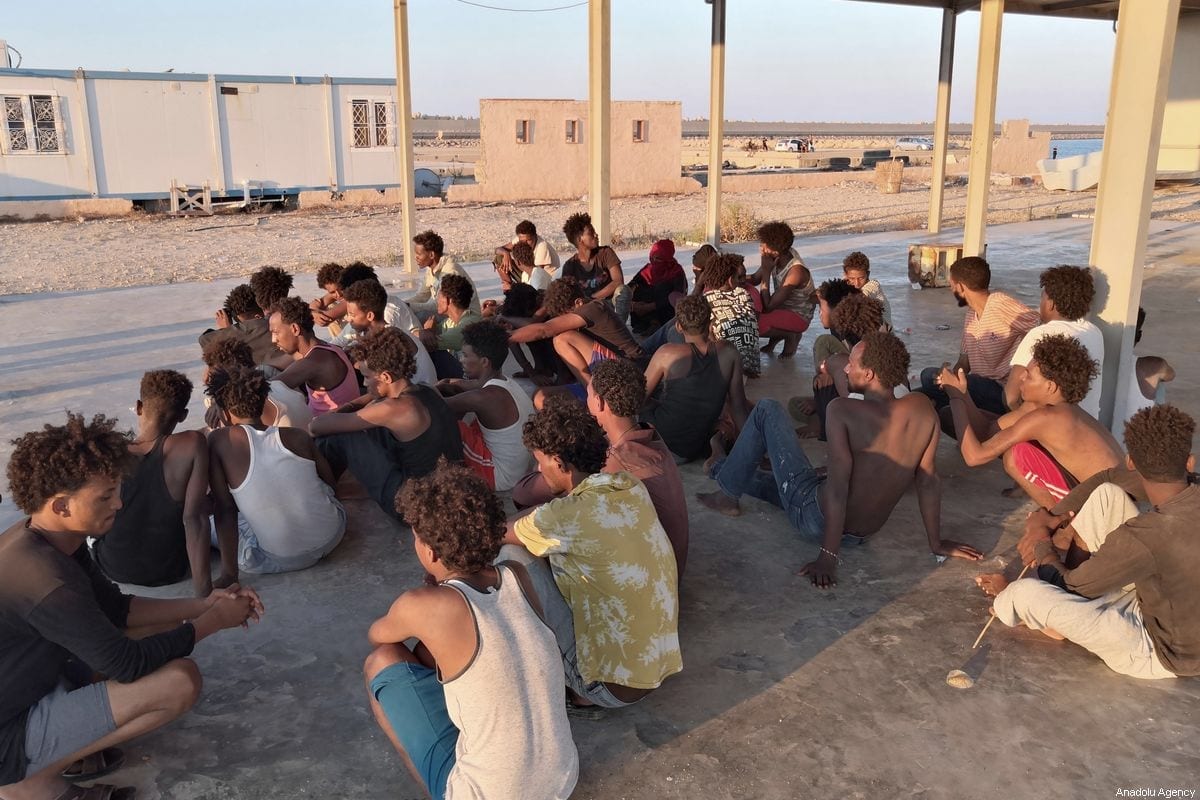 Um grupo de migrantes irregulares são resgatados pela Guarda Costeira da Líbia depois que um barco naufragou na cidade de Al-Khoms, na Líbia, a 5 milhas da costa em 25 de julho de 2019 [Hazem Turkia / Agência Anadolu]