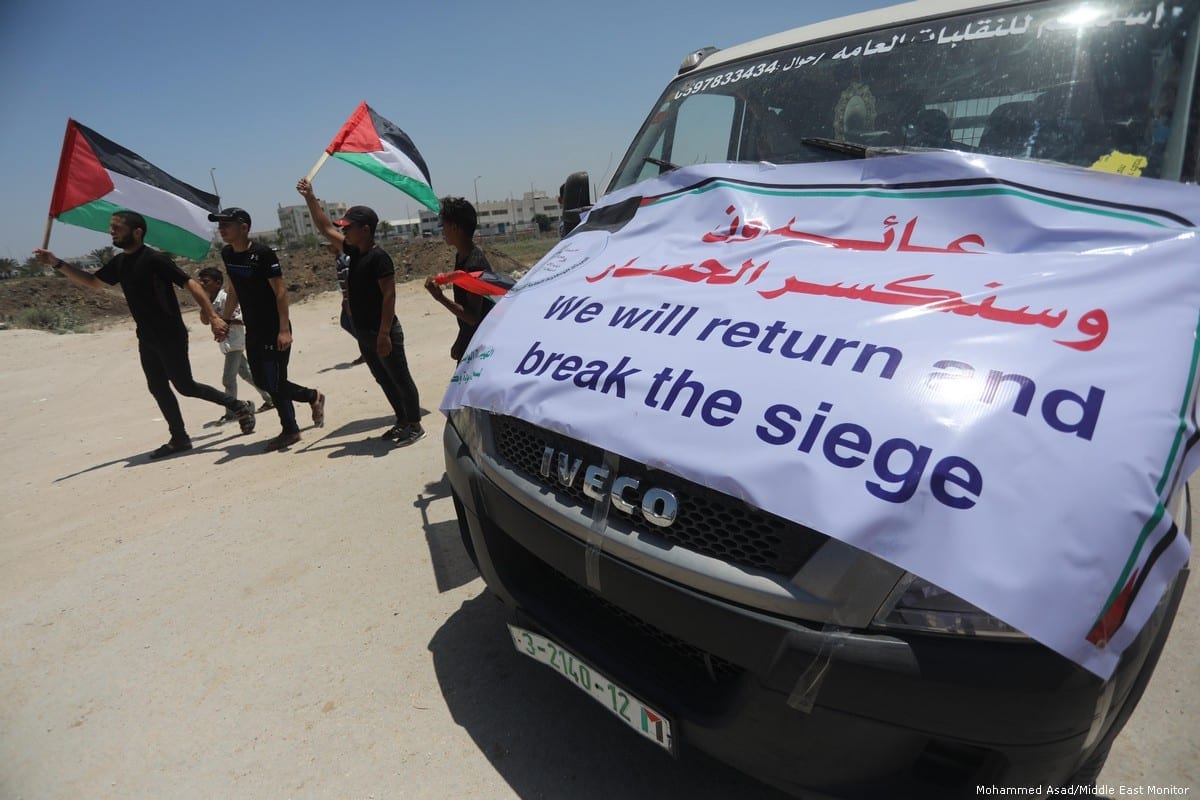 Palestinos em Gaza protestam contra fechamentos impostos pela ocupação israelense em 22 de julho de 2019 [Mohammed Asad / Monitor do Oriente Médio]