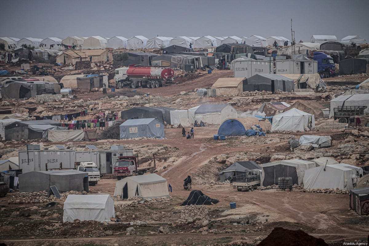 Vista geral de um campo improvisado povoado por famílias sírias, que foram deslocadas à força devido aos ataques em curso perpetrados pelo regime de Assad e seus aliados, em Turmanin, na zona rural ocidental de Aleppo, perto da fronteira com a Turquia, em um dia frio de inverno em Idlib, na Síria, em 14 de fevereiro de 2020. [Muhammed Said/Anadolu Agency]
