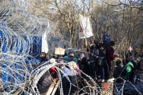 Requerentes de asilo, que chegaram a Edirne principalmente de Istambul e de muitas outras cidades turcas, são vistos esperando na zona tampão localizada entre Kastanies e os portões de fronteira de Pazarkule, na esperança de que a Grécia abra o portão de fronteira, em 14 de março de 2020. [Gökhan Balcı/Anadolu Agency]