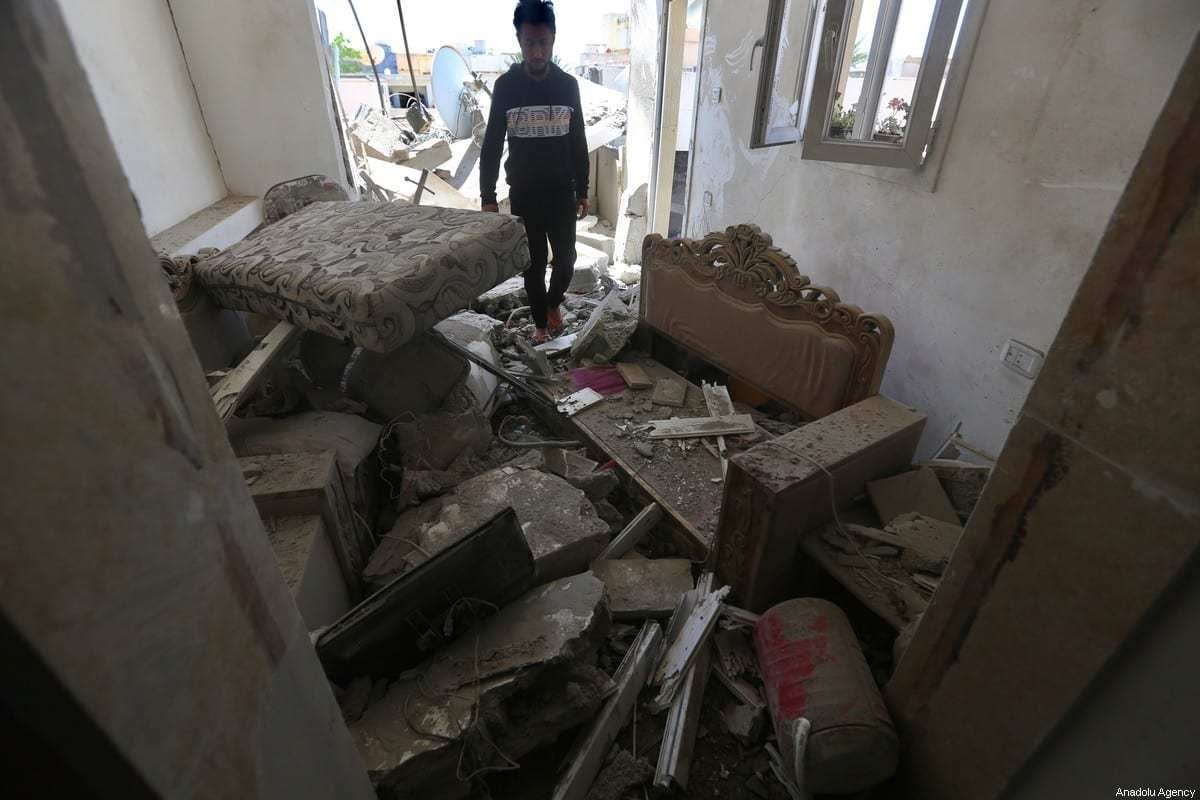 Uma vista do local dos danos após um ataque com foguete realizado pelas forças de Haftar, em 1 de maio de 2020 na Líbia. [Hazem Turkia/Agência Anadolu]