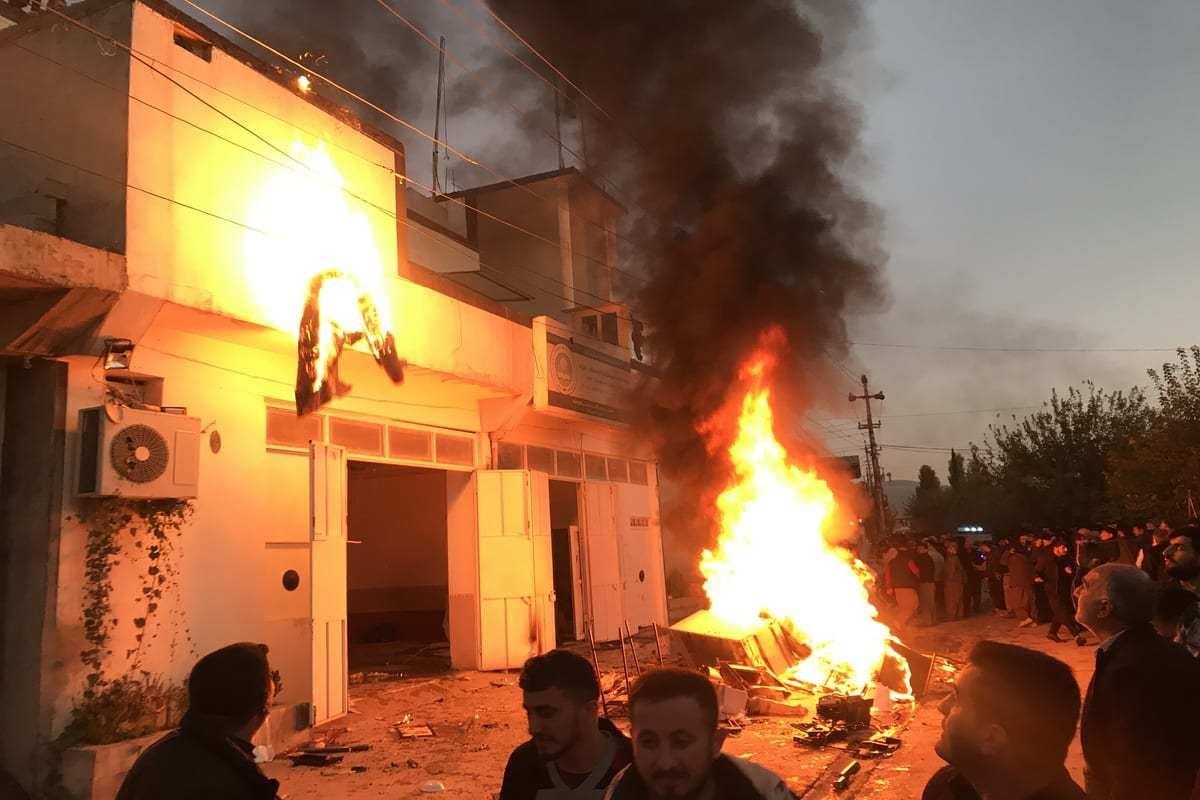 Manifestantes atearam fogo a edifícios e escritórios governamentais no Iraque em 8 de dezembro de 2020 [Agência Fariq Faraj Mahmood / Anadolu]