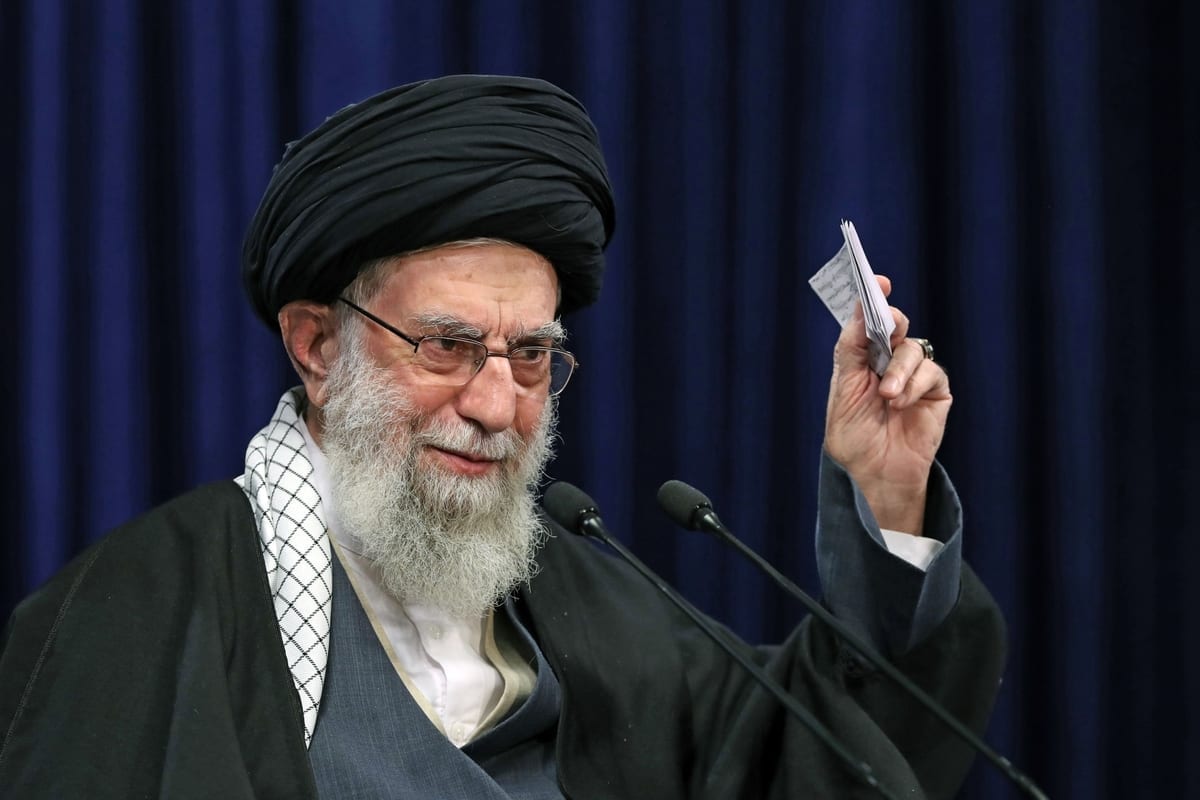  O líder supremo iraniano Ali Khamenei se dirige a pessoas em Teerã, Irã em 08 de janeiro de 2020 [Gabinete de Imprensa do Líder Iraniano / Agência Anadolu]