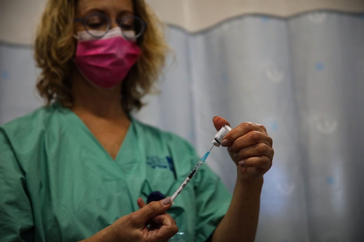 Profissional de saúde do Shamir Medical Center em Tel Aviv, Israel em 28 de janeiro de 2021. [Mostafa Alkharouf /Agência Anadolu]
