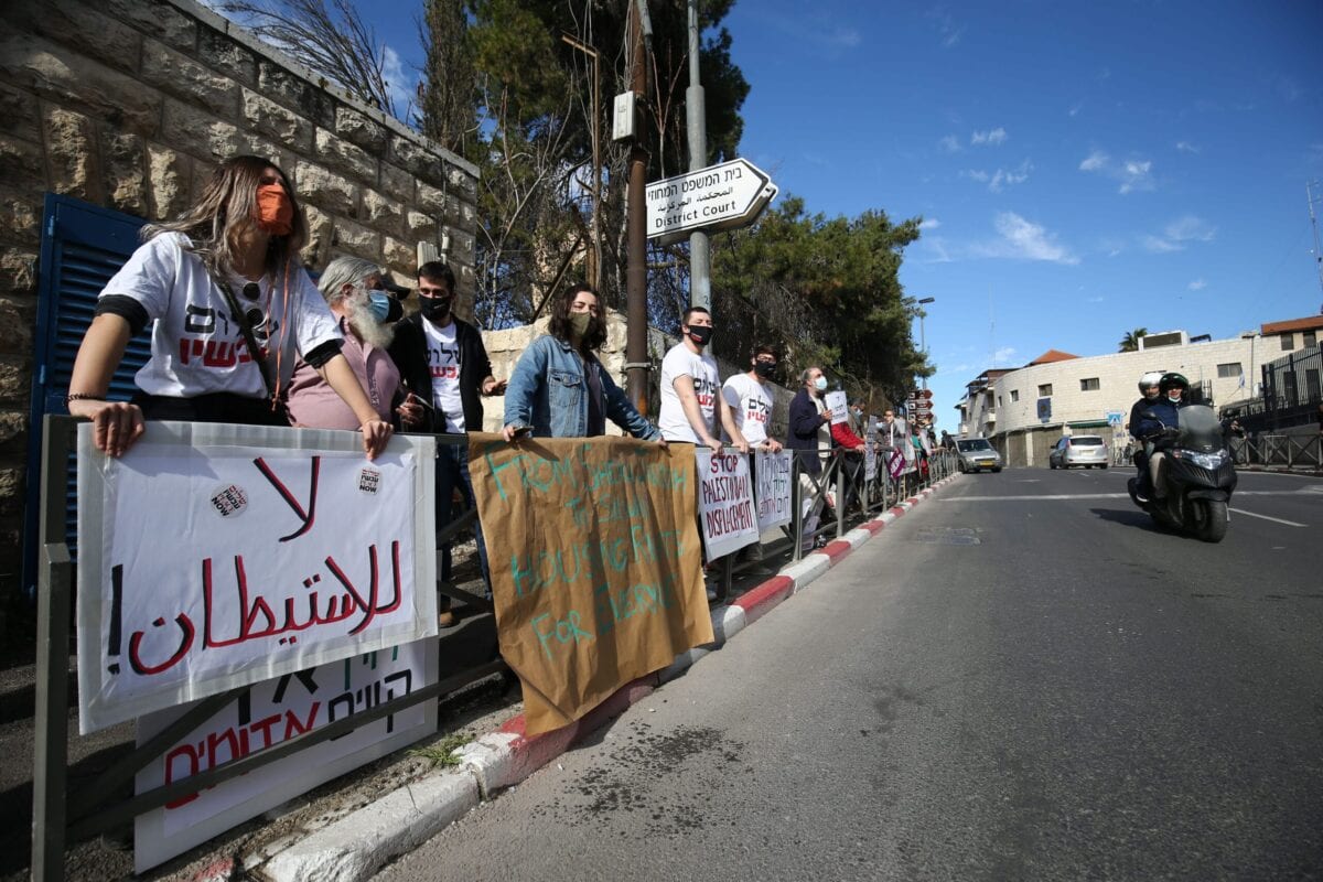 Ativistas palestinos e judeus realizam protesto contra a decisão do judiciário israelense em favor de colonos judeus ilegais, em Jerusalém, 9 de fevereiro de 2021 [Mostafa Alkharouf/Agência Anadolu]