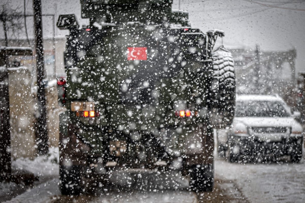 Veículos pertencentes às Forças Armadas turcas no distrito de Jabal al-Zawiya, Síria, em 17 de fevereiro de 2021. [Muhammed Said - Agência Anadolu]
