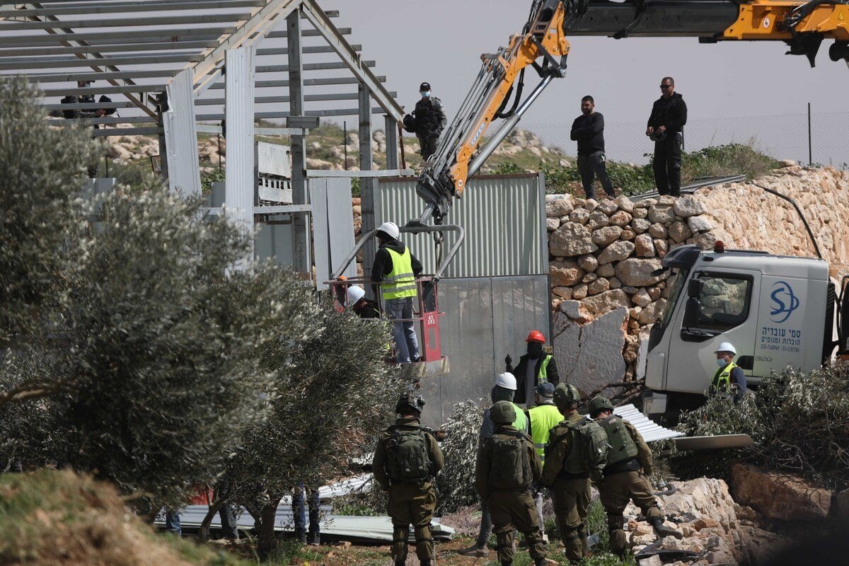 Forças israelenses demolem residências supostamente não-autorizadas pertencentes a três famílias palestinas em Hebron (Al-Khalil), Cisjordânia ocupada, 2 de março de 2021 [Mamoun Wazwaz/Agência Anadolu]