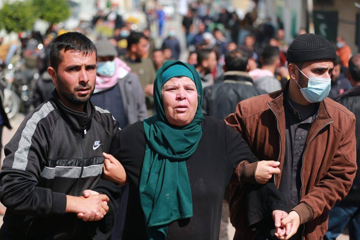 Familiares de três pescadores palestinos mortos por um míssil na costa de Gaza, em frente a um hospital em Khan Yunis, Gaza, 7 de março de 2021 [Mustafa Hassona/Agência Anadolu]