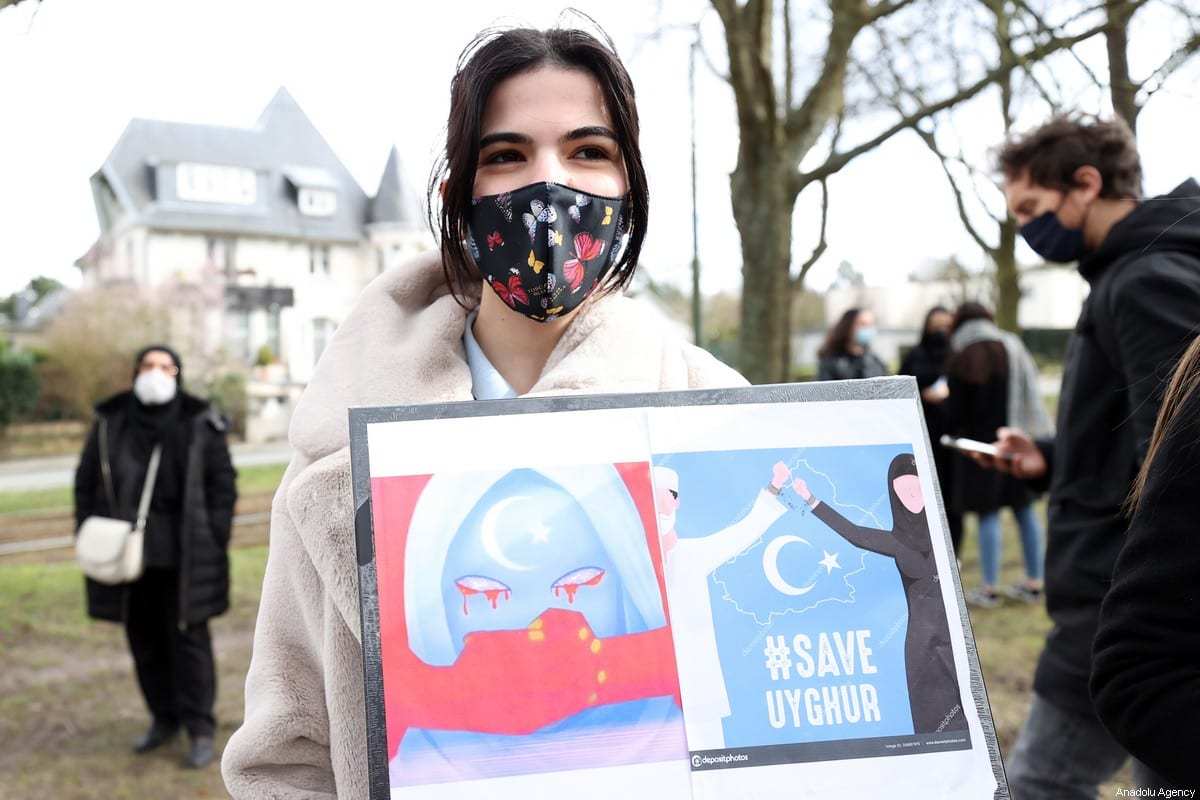 Pessoas protestam contra as políticas da China em relação aos turcos uigures em Bruxelas, Bélgica, em 11 de março de 2021. [Dursun Aydemir/Agência Anadolu]
