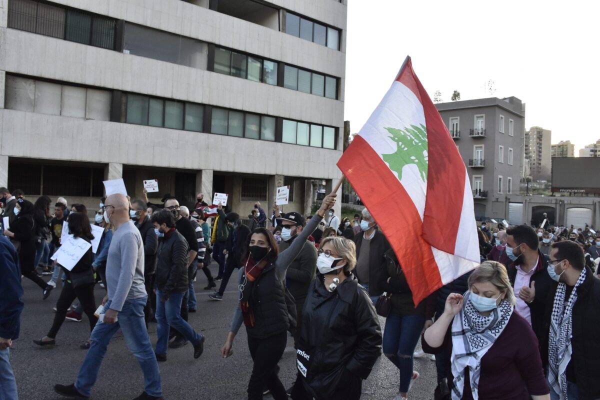 Os manifestantes, exigindo a formação de um governo de transição, se reúnem em frente ao prédio do Ministério do Interior e marcham em direção ao prédio do parlamento para encenar um protesto contra a crise econômica e o fracasso em formar um governo por 7 meses em Beirute, Líbano, em 12 de março de 2021. [Mahmut Geldi/Anadolu Agency]