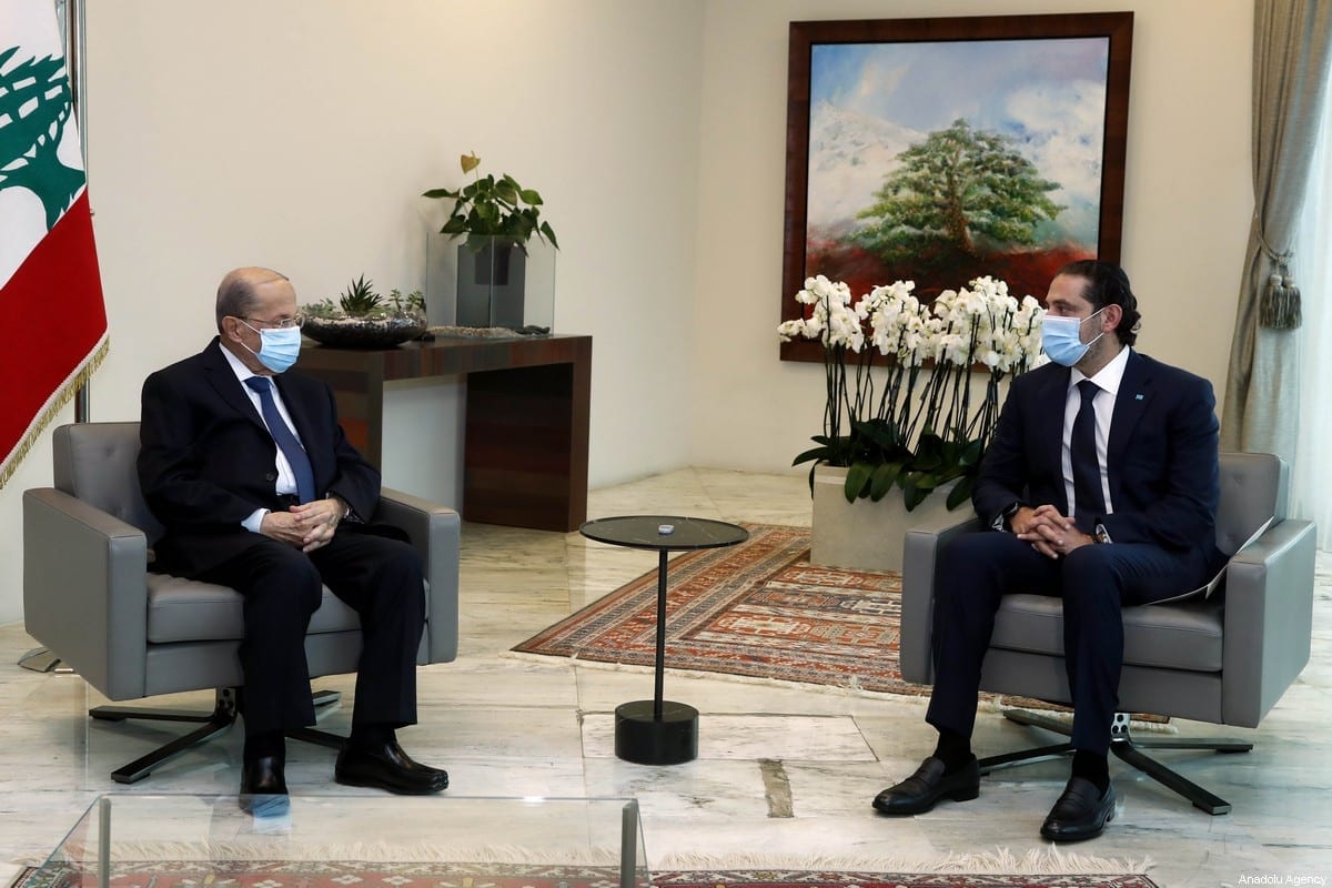  O presidente libanês Michel Aoun (esq.) se reúne com o primeiro libanês Ministro designado Saad Hariri (dir.) no Baabda Palace em Beirute, Líbano em 18 de março de 2021 [Presidência do Líbano/ Agência Anadolu]