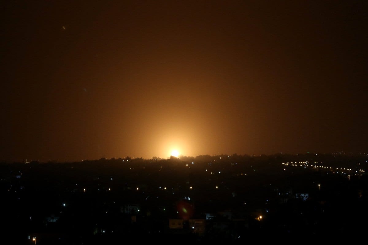 As chamas aumentam depois que aviões de guerra israelenses atacam posições do Hamas na cidade de Deir al Balah, Gaza em 24 de março de 2021 [ Ashraf Amra/ Agência Anadolu]
